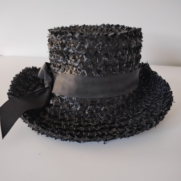 Vintage Accessories - Bundle Of 2 Vintage 1950s Hats Black Woven Straw Classic Feminine I Love Lucy